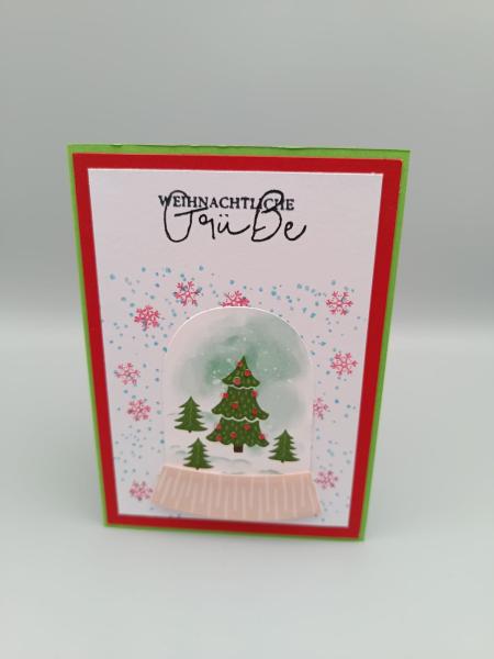 Weihnachtliche Grußkarte mit Schneekugel-Motiv